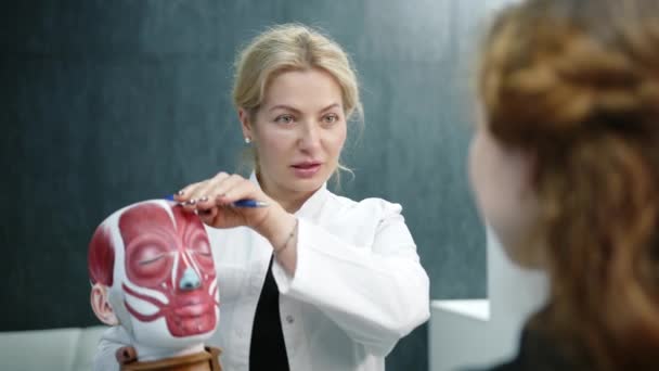 Nad Ramieniem Ujęcie Blond Uroczej Lekarki Pokazującej Kobiecie Model Anatomiczny — Wideo stockowe