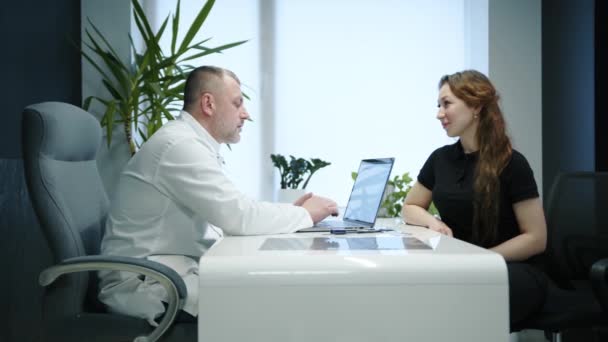 Ärztin Und Patientin Bei Einer Sprechstunde Büro Mit Modernem Design — Stockvideo