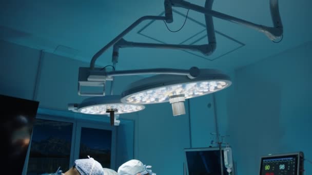 三间手术室及病人在手术过程中的概况 麻醉药下的病人手术室的灯 现代设备 高质量的4K镜头 — 图库视频影像