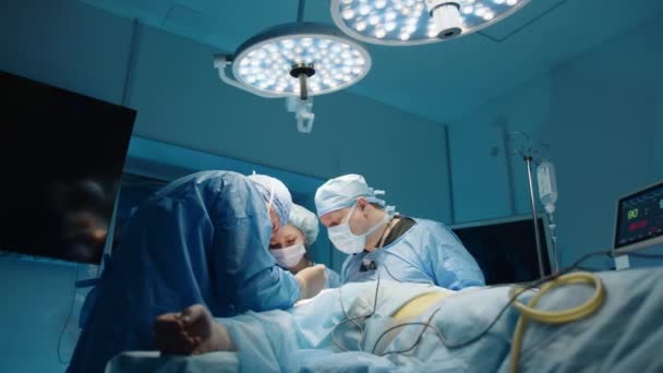 面部整形手术医务人员由三人组成 病人在手术台上精神错乱了 现代设备 高质量的4K镜头 — 图库视频影像