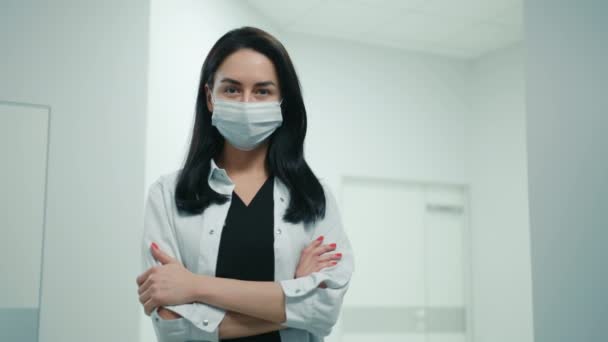 Medium Skott Kvinnliga Attraktiva Mörkhåriga Ung Läkare Medicinsk Mask Med — Stockvideo