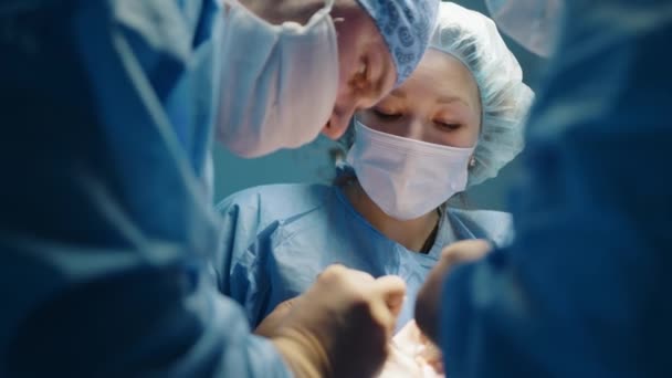 在整形手术过程中 手术团队进行了中等程度的紧密接触 医护人员穿着外科衣服 戴着口罩 外科医生是非常小心的 高质量的4K镜头 — 图库视频影像