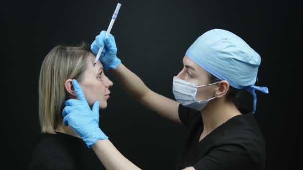Proceso Marcar Quirúrgicamente Una Joven Doctora Cara Femenina Usando Rotulador — Vídeo de stock