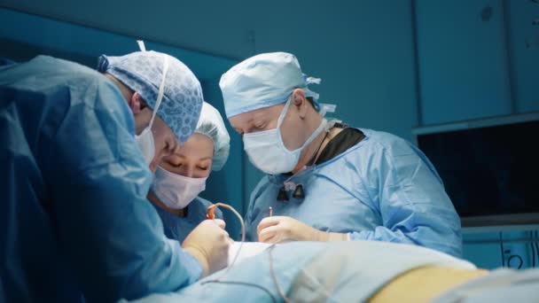 对进行面部整形手术的医生进行中等程度的近距离检查 病人在手术台上精神错乱了 外科医生小心地做手术 高质量的4K镜头 — 图库视频影像