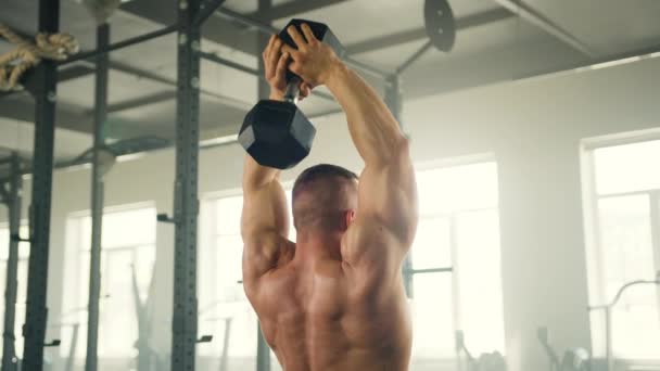 Vue Arrière Homme Athlétique Avec Torse Musculaire Faisant Extension Triceps — Video