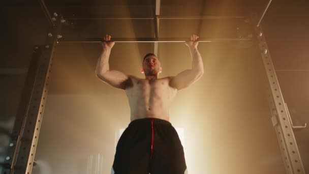 Fitter Junger Mann Mit Muskulösem Nacktem Oberkörper Kurzen Hosen Der — Stockvideo