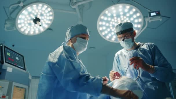 Plastikkirurgi Utförs Ung Manlig Kirurg Och Sjuksköterska Vitt Operationssal Operationsbelysning — Stockvideo