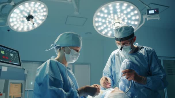 Młody Chirurg Pielęgniarka Wykonujący Operację Plastyczną Twarzy Przestronna Sala Operacyjna — Wideo stockowe