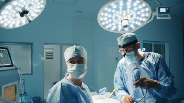 手术室整形手术过程中的年轻合格外科医生和护士 这个房间由领先的手术室灯照明 高质量的4K镜头 — 图库视频影像