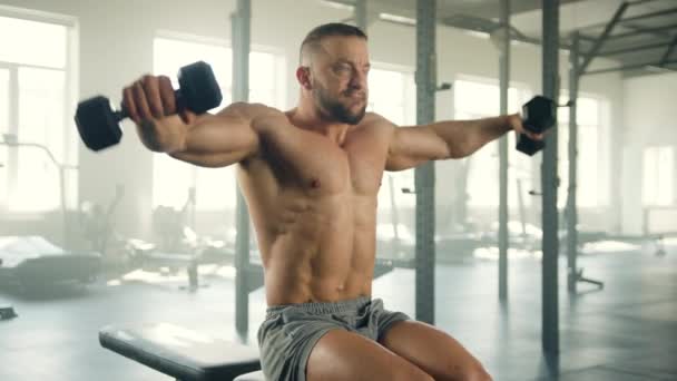 Homem Forma Meia Idade Com Tronco Muscular Fazendo Braço Lateral — Vídeo de Stock