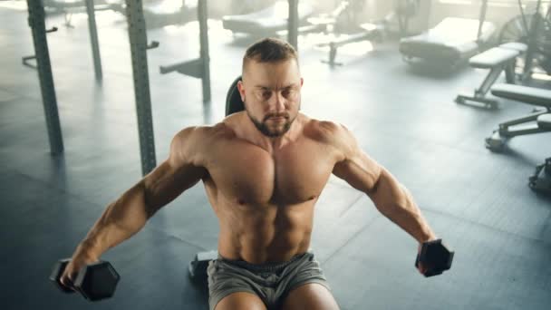Homem Meia Idade Com Tronco Muscular Fazendo Braço Lateral Levantar — Vídeo de Stock