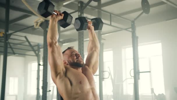 Mittlere Nahaufnahme Eines Athletischen Mannes Mit Nacktem Oberkörper Bei Sitzender — Stockvideo