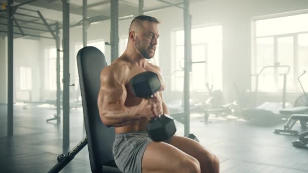 Hombre Mediana Edad Con Torso Muscular Desnudo Realizando Dobladillo Bíceps — Vídeo de stock