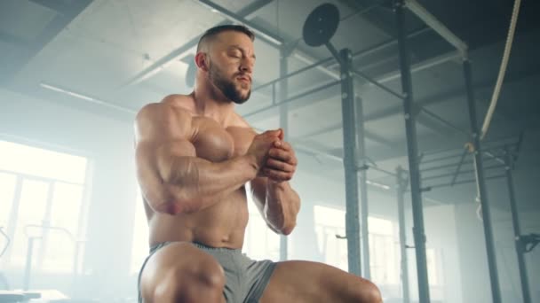 Homme Athlétique Avec Torse Musculaire Assis Poings Boules Muscles Tendus — Video