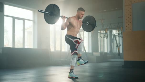 Junge Sportler Mit Nacktem Muskulösen Oberkörper Lassen Ihre Fußkraft Fallen — Stockvideo