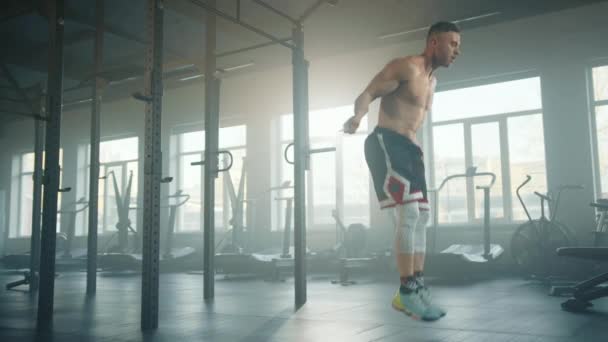선수는 아래로 움직이면서 합니다 남자는 체육관에서 운동을 배경에 고품질 — 비디오