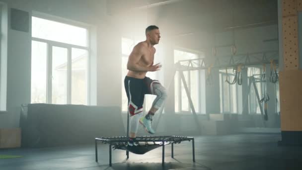 Junger Athletischer Mann Mit Nacktem Oberkörper Läuft Auf Fitness Trampolin — Stockvideo