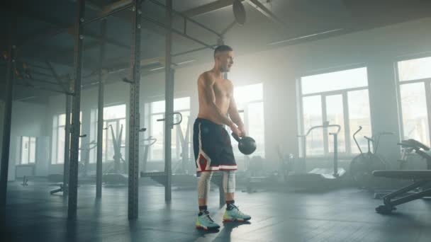 Junger Sportler Mit Nacktem Oberkörper Der Fitnessstudio Die Kettlebell Von — Stockvideo