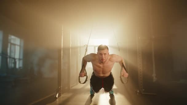 Junger Sportler Mit Nacktem Muskulösen Oberkörper Der Auf Einem Von — Stockvideo