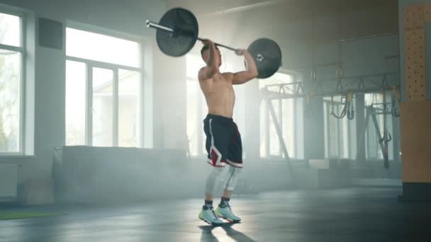 Athletischer Mann Mit Nacktem Muskulösen Oberkörper Hebt Die Langhantel Vom — Stockvideo