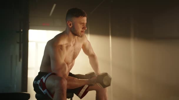 Sportler Mit Nacktem Oberkörper Sitzt Der Sonne Fitnessstudio Hebt Mit — Stockvideo