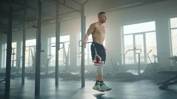 Junge Fitte Boxerin Mit Nacktem Muskulösem Oberkörper Die Verschiedene Übungen — Stockvideo