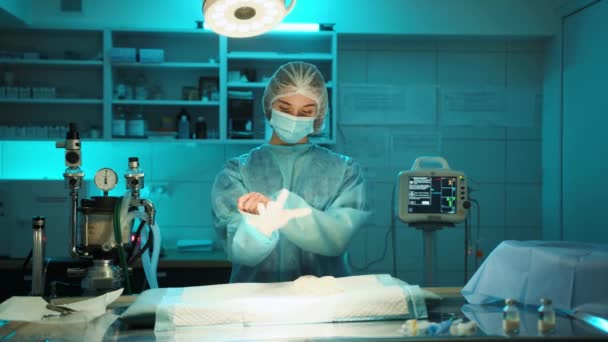 护士在外科手套上呕吐 为医学证明做好准备 她一个人在手术室 正在预先准备工作空间和她自己高质量的4K镜头 — 图库视频影像