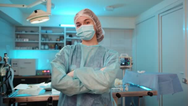 Die Krankenschwester Verschränkt Vertrauensvoll Die Hände Und Blickt Mit Einem — Stockvideo