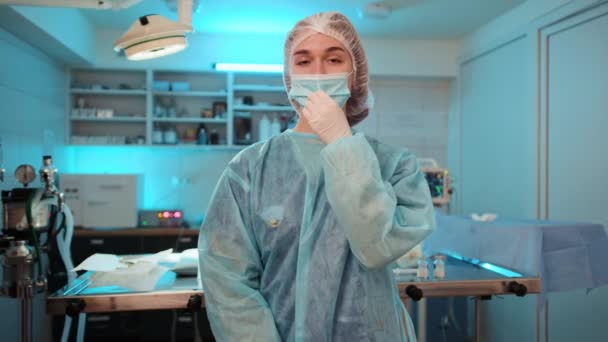 Медсестра Снимает Маску Скрещивает Руки Яркой Улыбкой Высококачественные Кадры — стоковое видео