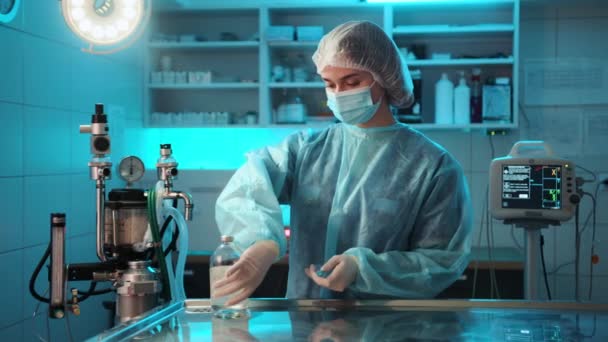 Pielęgniarka Przygotowuje Lek Wkładając Odpowiednią Ilość Leku Strzykawki Trzyma Butelkę — Wideo stockowe