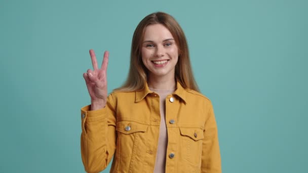 Vacker Flicka Som Visar Fredsgest Porträtt Ung Blond Kvinna Som — Stockvideo