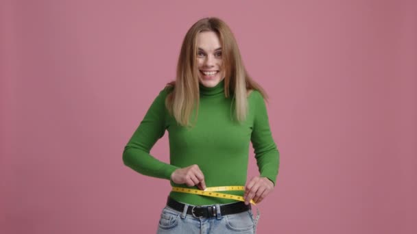 Imagem Close Menina Feliz Medindo Sua Cintura Mulher Jovem Caucasiana — Vídeo de Stock