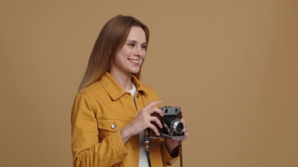 Caucásica Joven Mujer Tomando Fotos Estudio Vista Cerca Una Alegre — Vídeos de Stock