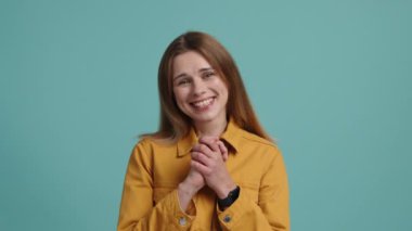 Sevimli, genç bir kadın kendini çekici ve pozitif hissediyor. Renkli odada sarı günlük giysiler içinde bir kadının portresi. Yüksek kalite 4k görüntü