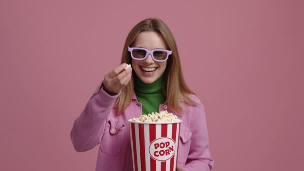Słodka Dziewczyna Okularach Podczas Oglądania Filmu Portret Stylowej Młodej Kobiety — Wideo stockowe