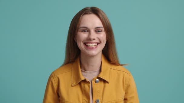 Közelkép Egy Vidám Lányról Alkalmi Ruhában Egy Fiatal Boldog Portréja — Stock videók