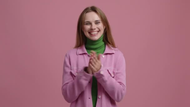 Mulher Branca Jovem Aplaudindo Sorrindo Com Fundo Isolado Para Trás — Vídeo de Stock