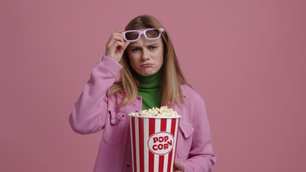 Chica Joven Ropa Colorida Gafas Comiendo Bocadillos Retrato Una Mujer — Vídeo de stock