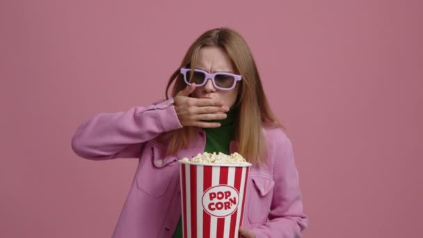 一个女人在电影院看一部戏剧的肖像 年轻的女孩拿着一桶爆米花 戴着3D眼镜 高质量的4K镜头 — 图库视频影像