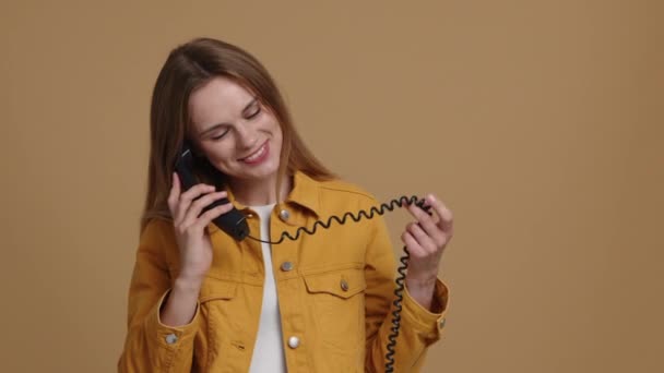 Retrato Uma Mulher Bonita Caucasiana Falar Telefone Sorrindo Jovem Olhando — Vídeo de Stock