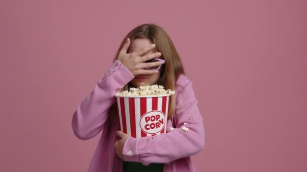 Młoda Dziewczyna Trzyma Wiadro Popcornu Nosi Okulary Zbliżenie Przerażoną Białą — Wideo stockowe