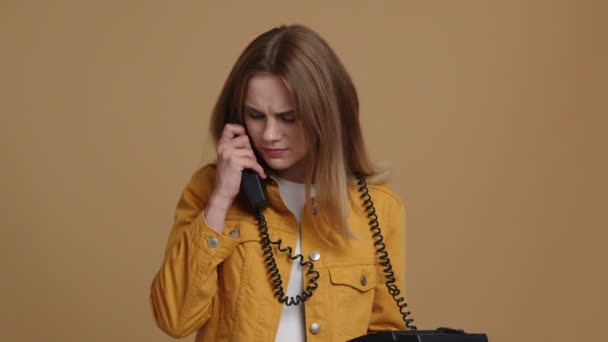 Serieus Jong Meisje Kijkt Boos Geïrriteerd Tijdens Een Telefoongesprek Een — Stockvideo