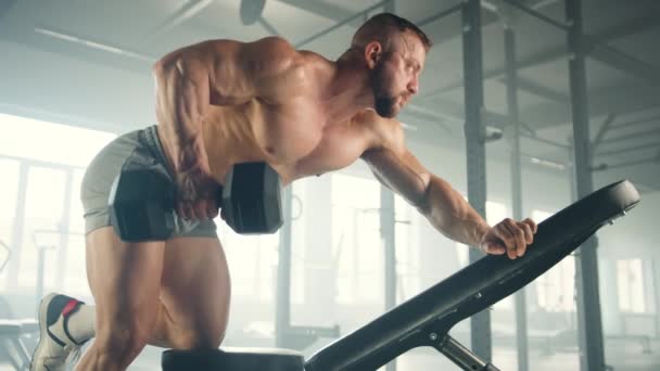 Sportler Mittleren Alters Mit Nacktem Verschwitztem Oberkörper Der Fitnessstudio Eine — Stockvideo