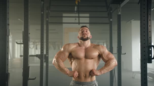 Bodybuilder Mittleren Alters Mit Blankem Oberkörper Posiert Vor Der Kamera — Stockvideo