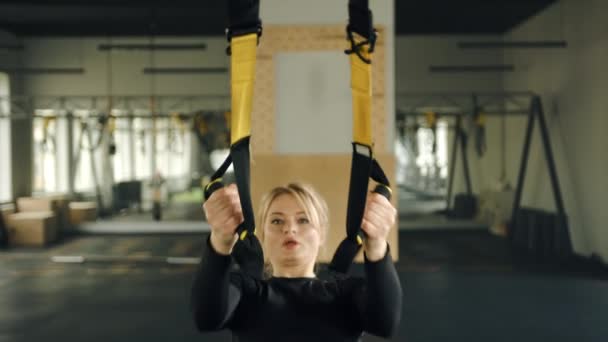 Medium Närbild Söt Blond Utför Pull Ups Upphängningstränare Utrustat Gym — Stockvideo