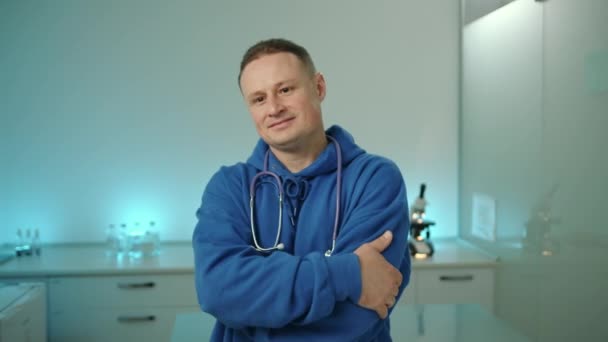 Середній Постріл Чоловіка Усміхненого Ветеринара Перетинаючи Руки Грудях Лабораторії Доктор — стокове відео