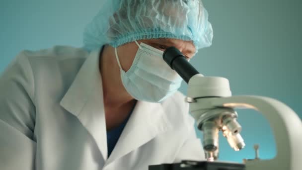 Средний Снимок Мужчины Среднего Возраста Ученого Проводящего Лабораторные Исследования Микроскопа — стоковое видео