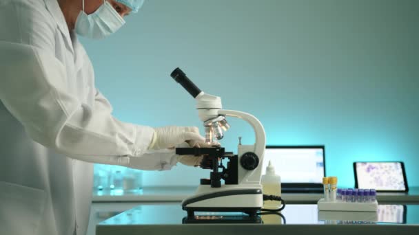 Профиль Мужчины Ученого Проводящего Лабораторные Исследования Микроскопом Человек Использует Разные — стоковое видео