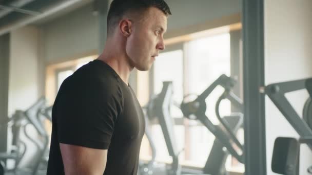 Medelprofilsbild Unga Idrottare Som Utför Bicepsträning Med Skivstång Mannen Tittar — Stockvideo