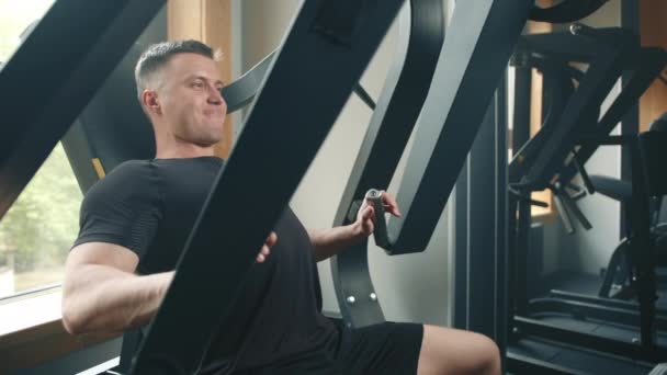 Orta Yaşlı Atlet Göğüs Pres Makinesinde Egzersiz Yapıyor Göğüs Egzersizi — Stok video